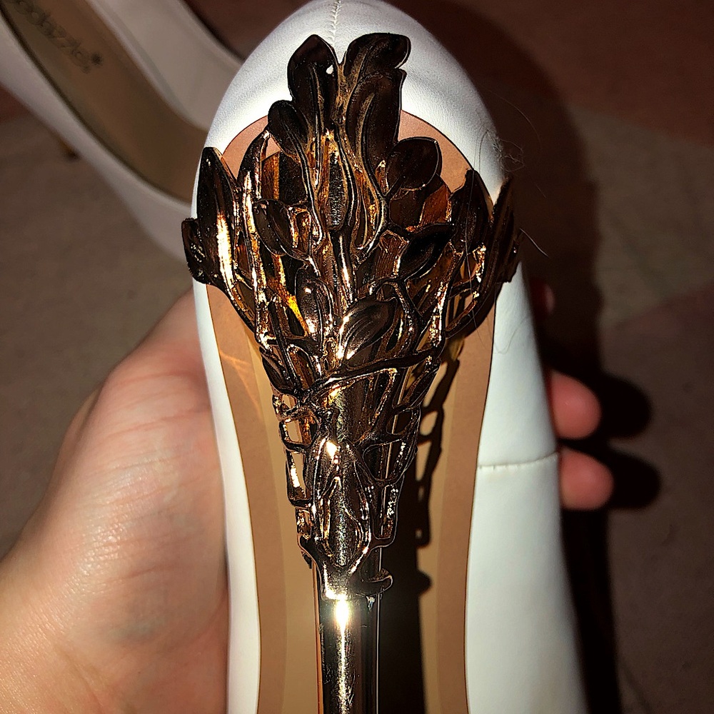 Gold detailed white shoes - Picture 1 of 10